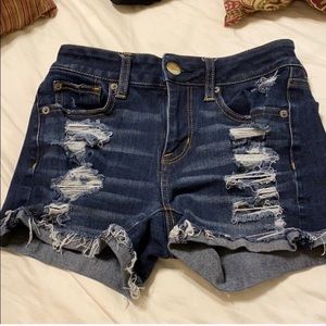Ripped jean shorts 🙀